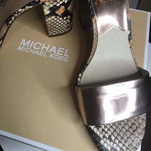 Michael Kors Sandalen High Heels in metallic pink with print